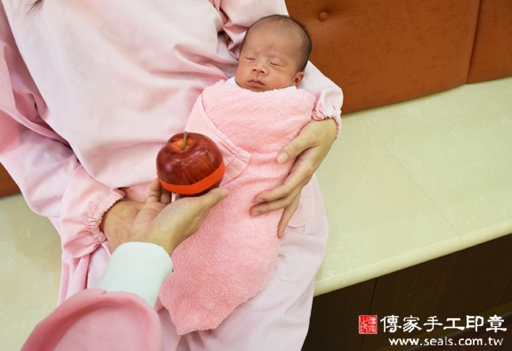 方哥哥(新北中和區到府嬰兒寶寶滿月剃頭理髮、免費到府嬰兒剃胎毛儀式吉祥話)。到府剃頭剃胎毛主持、專業拍照、DVD光碟、證書。★購買「臍帶章、肚臍章、胎毛筆刷印章」贈送：剃頭、收涎、抓周，三選一。2015.11.19 照片8